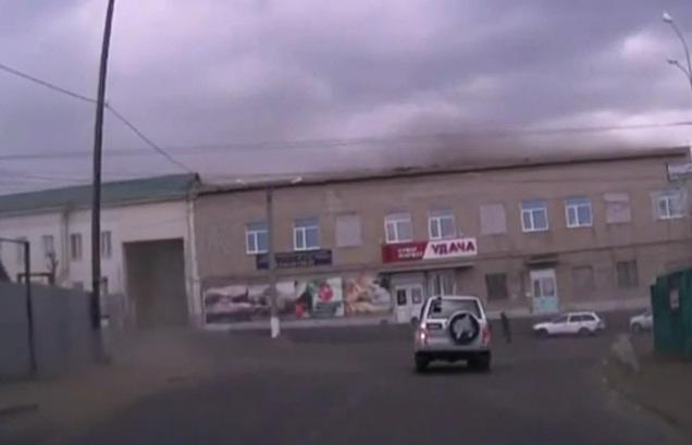 Au și rușii uraganele lor. Acoperișul unei clădiri este luat pe sus (VIDEO)