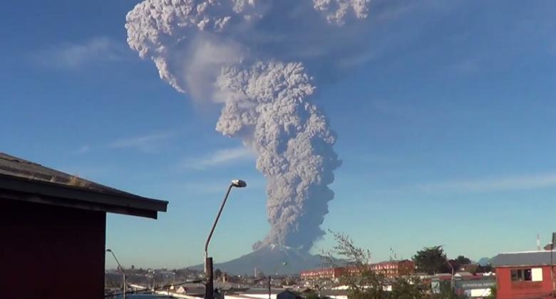 ALERTĂ ROȘIE în Chile! Vulcanul Calbuco, inactiv de 43 de ani, a erupt. Populația a fost evacuată (VIDEO)