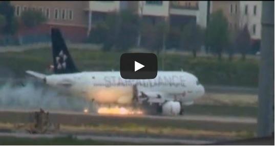 (VIDEO) ATERIZARE DE URGENȚĂ a unui avion Turkish Airlines cu 97 de pasageri la bord, unul dintre motoare A LUAT FOC!
