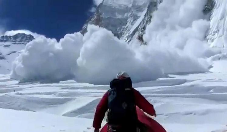 Avalanșe pe Everest în urma cutremurului devastator din Nepal. Cel puțin OPT ALPINIȘTI AU MURIT, alte ZECI sunt blocați în zăpadă