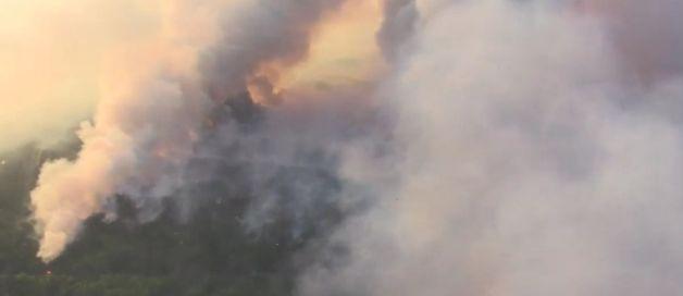 Incendiu puternic în nordul Ucrainei, autoritățile în ALERTĂ MAXIMĂ. Flăcările AMENINȚĂ centrala nucleară de la Cernobîl (VIDEO)