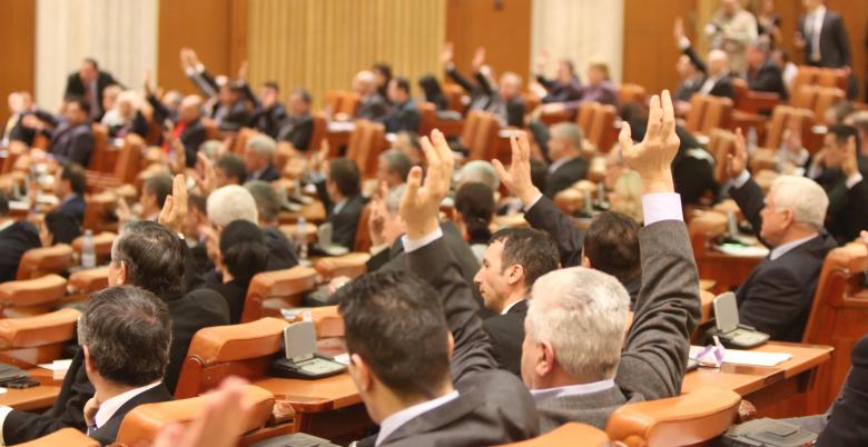 Parlamentarii, liber la pensiile speciale de 4 000 de lei
