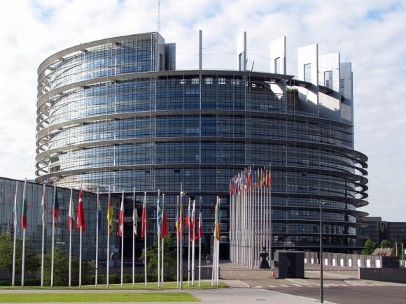 Parlamentul European a aprobat o finanţare de 1 miliard de euro pentru tineri