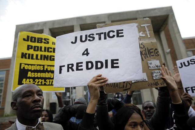 Şase poliţişti din Baltimore, puşi sub acuzare în cazul lui Freddie Gray