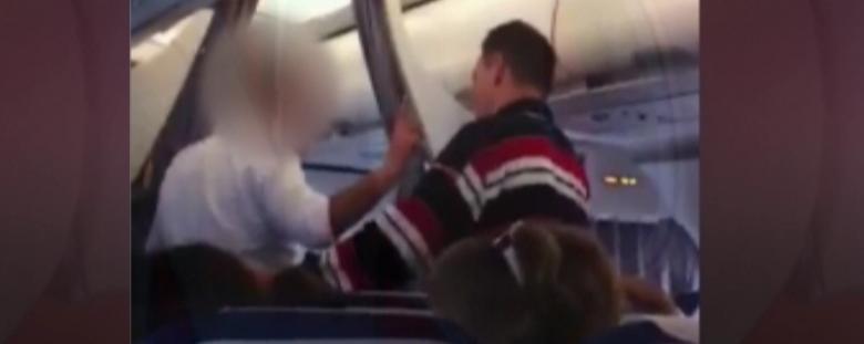 Panică și scandal la bordul unei curse Tarom. Un român a vrut să deturneze aeronava! (VIDEO)