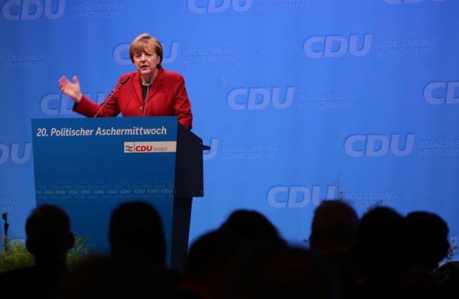 Se întâmplă ceva la Berlin? După Gauck, şi Merkel vorbeşte despre daunele provocate Greciei