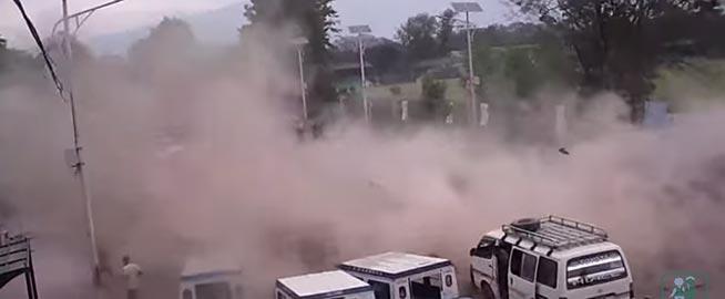 ÎNGROZITOR. Imagini filmate live de camerele de supraveghere în timpul seismului din Nepal