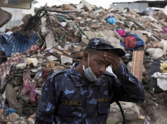 INCREDIBIL, dar adevărat! Un bărbat de 101 ani a fost scos în viaţă de sub dărâmături, la opt zile de la seismul din Nepal