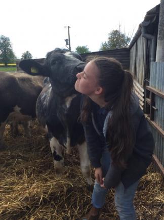 O tânără de 17 ani şi-a propus să salveze de la tăiere tocmai animalele crescute în ferma tatălui ei 