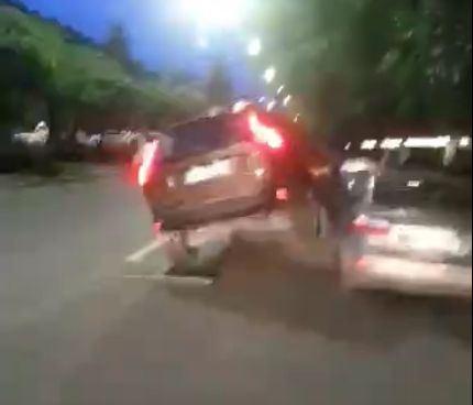Cuprins de nebunie, s-a urcat cu roțile pe portiera unei alte mașini! (VIDEO)