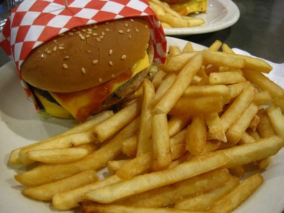 Studiu. Junk food-ul ucide bacteriile care ne protejează de obezitate, diabet, boli cardiace și cancer!