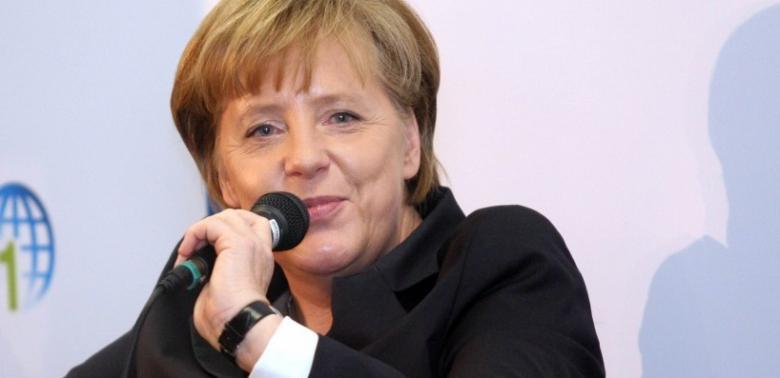 IMAGINI RARE cu Angela Merkel. În ce ipostaze a fost surprins cancelarul german, într-un liceu din Berlin (VIDEO)