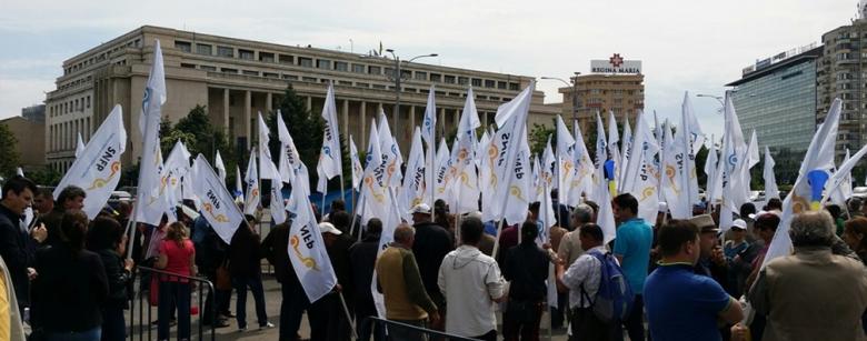 Funcționarii publici, PROTEST în fața Guvernului. Sindicatele amenință cu GREVA GENERALĂ