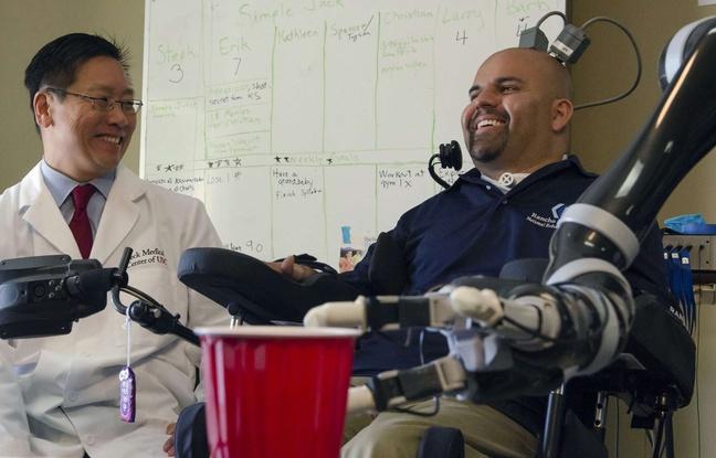 Erik Sorto este tetraplegic si, cu ajutorul unui implant montat in creier, poate actiona un brat artificial