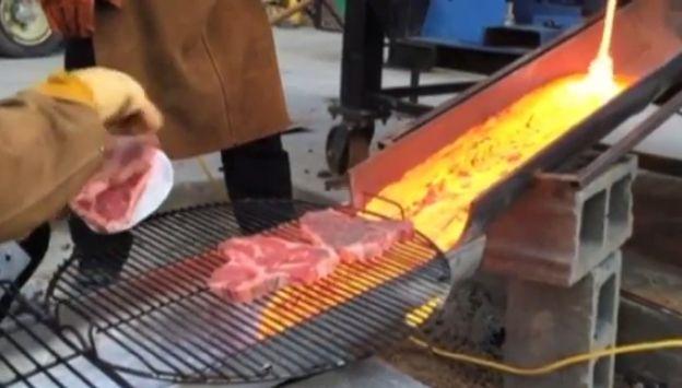 Studenții unei universități fac grătar pe... lavă (VIDEO)
