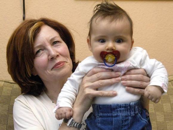 Germania : O femeie de 65 de ani, mama si bunica, a nascut patru bebelusi prin cezariana