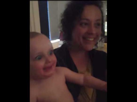 SURPRIZĂ! Reacția unui bebeluș atunci când o pentru prima dată pe sora geamănă a mamei sale (VIDEO)