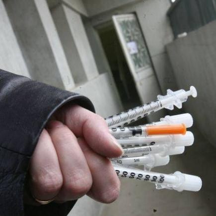 Societatea românească, receptivă la înfiinţarea unor camere de injectare pentru consumatorii de droguri? 
