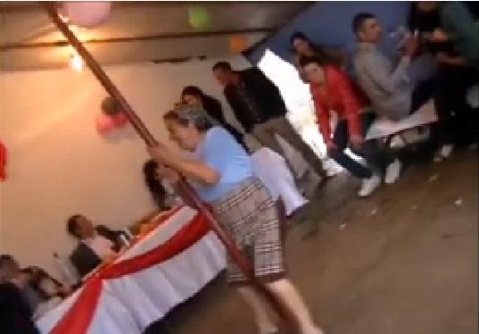 (VIDEO) Nunta la români, ce-a fost și ce-a ajuns. Stați jos înainte să dați play, urmează imagini cu o babă care călărește o BARĂ