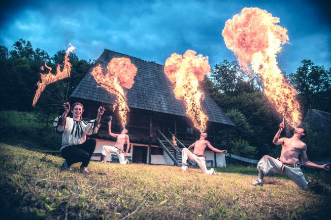 Focurile de Sânziene se aprind în Muzeul în aer liber din Dumbrava Sibiului