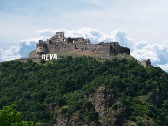 Redescoperă România. Deva – orașul de la poalele “pădurii celor șapte secole”