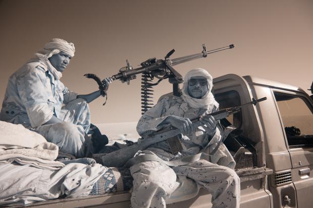 Sub ameninţarea Al-Qaida, la +43 de grade, a fotografiat un ritual al triburilor Wodaabe