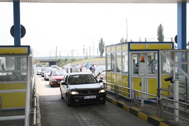 Compania de Drumuri se întreabă: de ce le place românilor să stea la coadă?