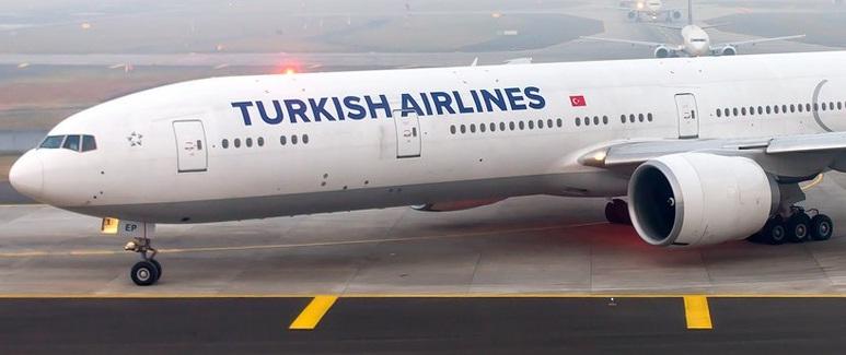 Aterizare de urgență la Varșovia. Pilotul unei curse Turkish Airlines a adus avionul la sol din cauza unui telefon suspect
