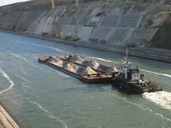 Stare de urgenţă pe Dunăre. 6 împigătoare ajută convoaiele de mărfuri