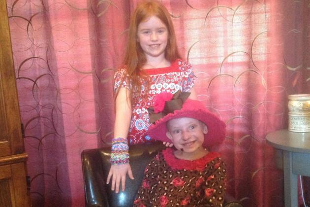 O fetiţă de nouă ani a adunat 47.000 de dolari pentru a-şi ajuta prietena suferindă de o boală rară