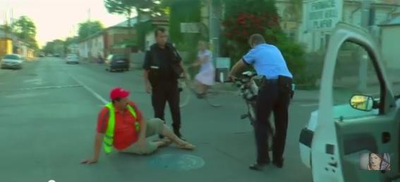 Un biciclist a fost lovit de masina politiei. La volan se afla unul dintre politistii acuzati acum de viol (VIDEO)