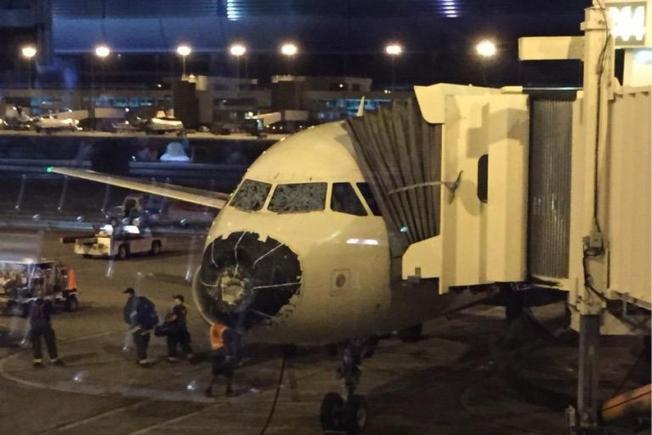  Un avion a aterizat de urgenţă la Denver, puternic avariat de grindină