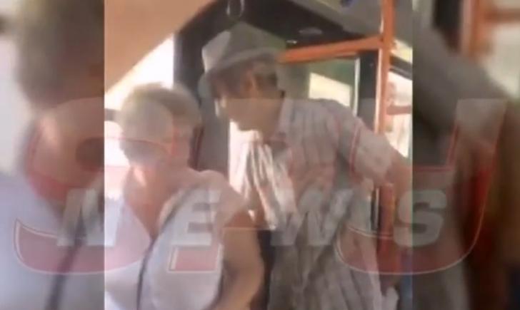 IMAGINI SCANDALOASE. Bătaie cu cârje între pensionari, îmbrânceli, palme și înjurături pentru un loc pe scaun, în autobuz (VIDEO)