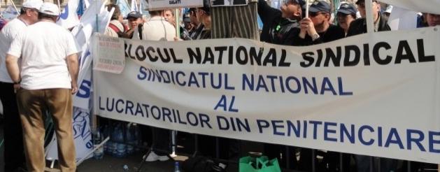 Angajații din penitenciare protestează în fața ministerului Justiției. Oamenii reclamă restanțe salariale și deficit de personal