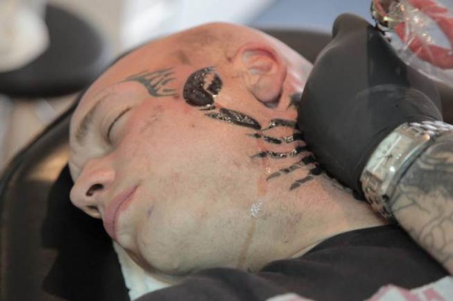 Un tatuaj pe gât cu numele iubitei, dar toată lumea râde de el!
