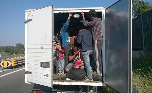 Cei 12 cetățeni români reținuți pentru trafic de persoane, în Ungaria, arestaţi preventiv