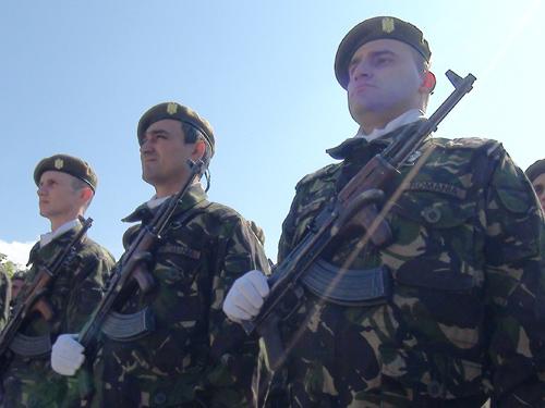 VESTE BUNĂ PENTRU MILITARI! Mircea Duşa anunţă creşteri salariale şi sporuri pentru soldaţi şi gradaţi