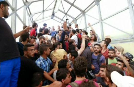 Scene ȘOCANTE în Ungaria: Zeci de refugiați au fost dați jos din tren cu forța (Galerie foto)