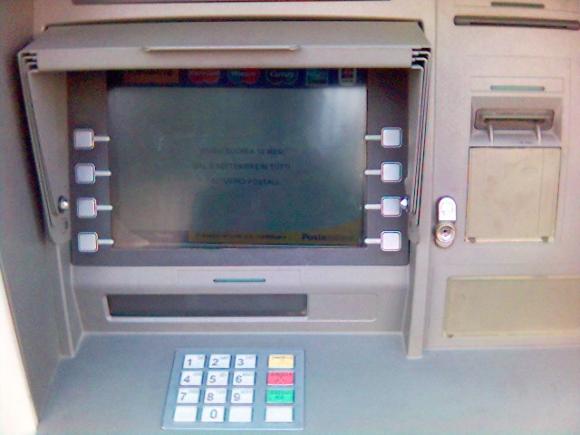 BCR elimină comisioanele la ATM, de la 1 octombrie