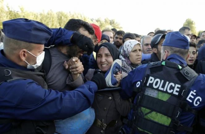 CRIZA REFUGIAŢILOR. Noi incidente în Ungaria. Refugiaţii refuză amprentarea