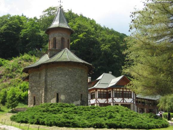 Redescoperă România. De la Mânăstirea Prislop la Biserica Sf. Nicolae din Densuș