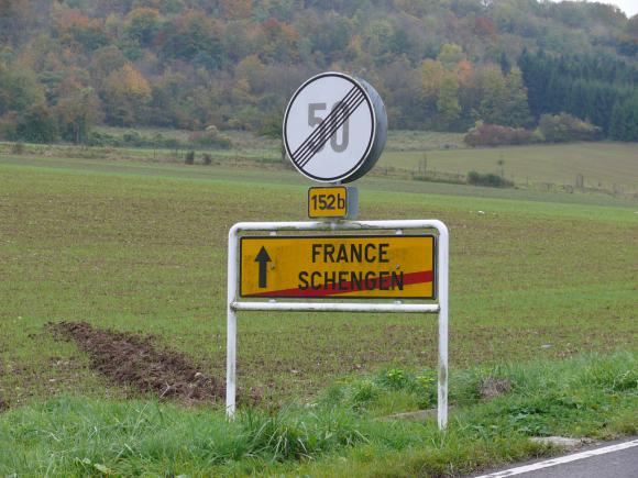 80% dintre francezi sunt în favoarea suspendării Schengen. Valls: Nu vom ezita să reintroducem controlul la frontiere