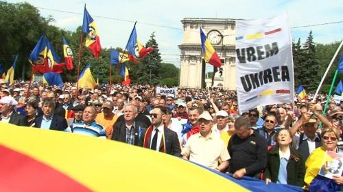 VIDEO: Protest al unioniştilor la şedinţa comună de guvern România-R. Moldova. Ce au hotărât miniştrii din cele două ţări