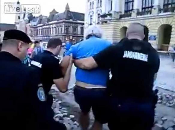 Oradea. Șofer, bătut de bicicliștii participanți la un marș, după ce a încercat să treacă printre ei (VIDEO) 