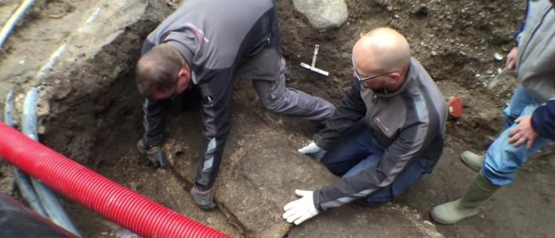 NEATINS TIMP DE UN MILENIU! Momentul ISTORIC în care arheologii deschid un sarcofag vechi de 1000 de ani (VIDEO) 