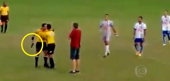 Scenă ȘOCANTĂ pe terenul de fotbal! Un arbitru scote pistolul, în timpul meciului, după ce este lovit de un jucător (VIDEO)