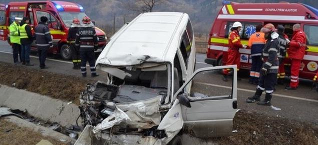 ACCIDENT TERIBIL pe DN 7. Un mort şi zece răniţi după ce un microbuz plin cu cetățeni moldoveni s-a ciocnit cu o autoutilitară. Traficul rutier este întrerupt