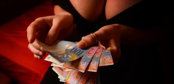 Băncile din Elveţia refuză să deschidă un cont pentru o prostituată româncă: Nu operăm în acest sector!