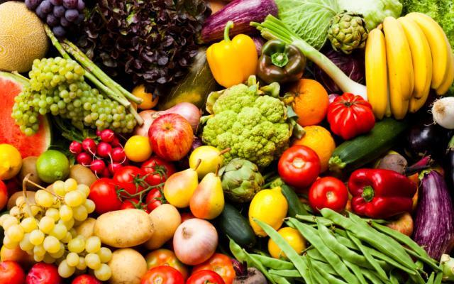 Senat: 51% din carnea, legumele şi fructele comercializate în magazine trebuie să fie produse în România