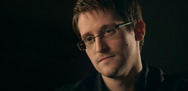 Snowden: Serviciile secrete pot prelua CONTROLUL TOTAL, de la distanţă, asupra telefoanelor mobile